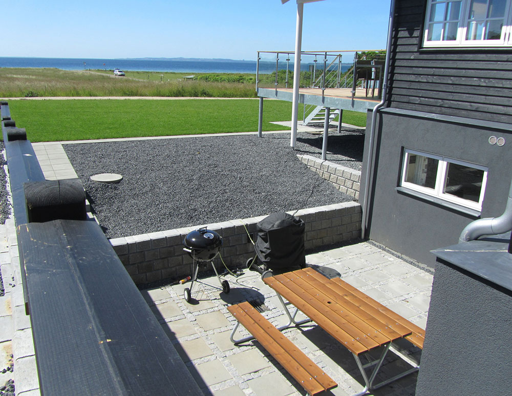 Nyd en grillaften på terrassen i luksushus nr. 400 i Østjylland