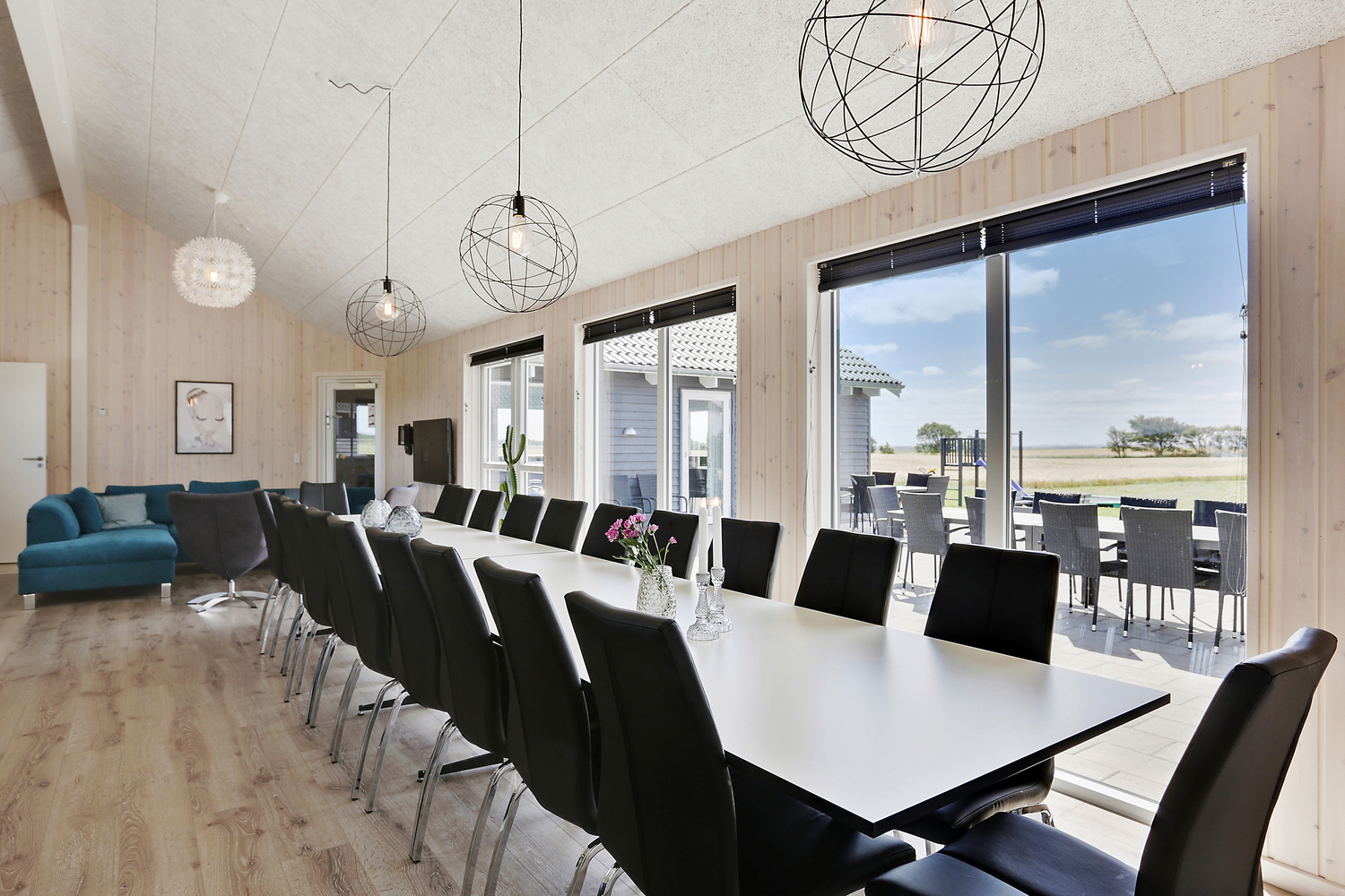 Det store lyse opholdrum i luksushus nr. 404 til 24.