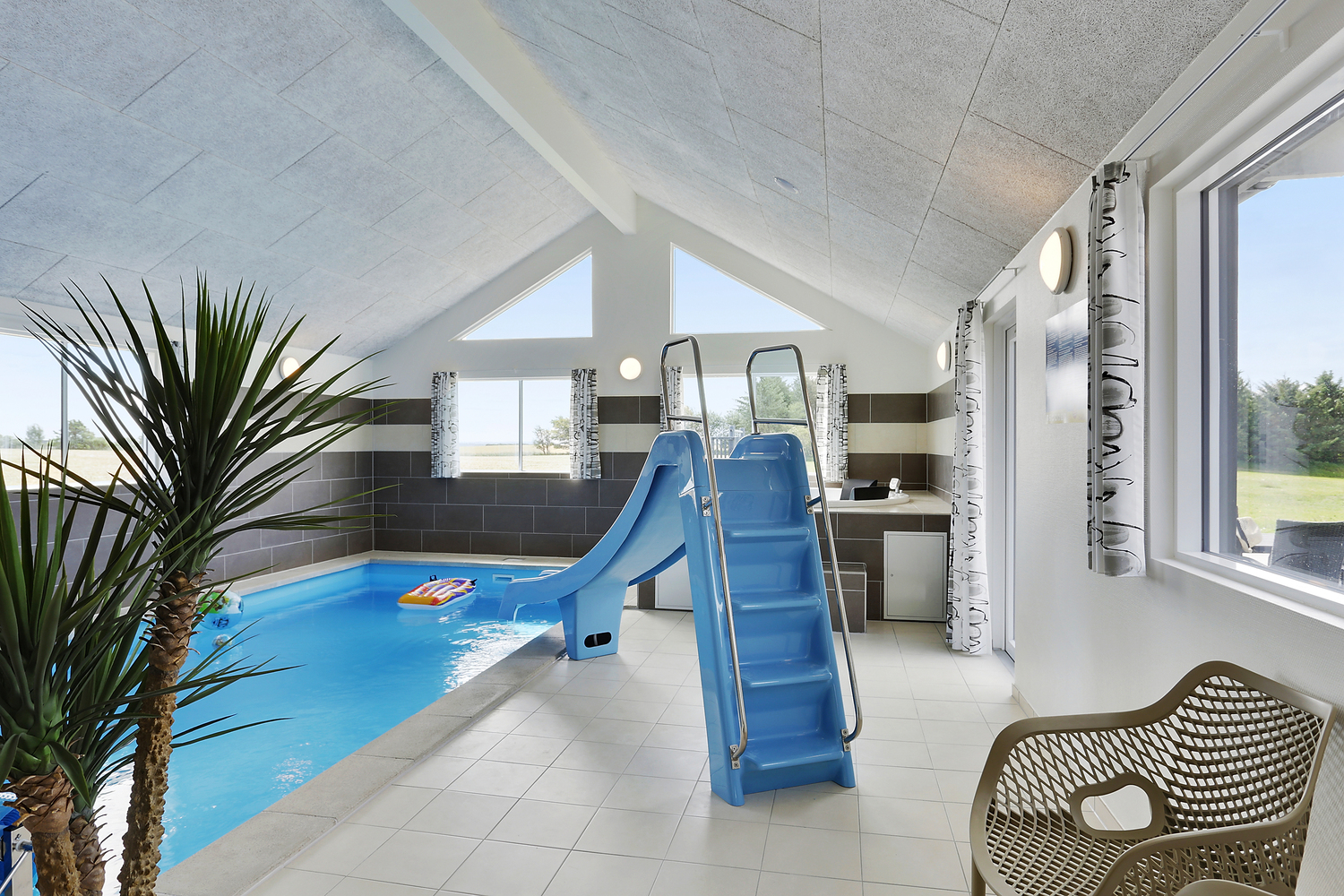 Sommerhus 404 er indrettet med en lækker poolafdeling med vandrutsjebane, dejlig stor indbygget spabad og sauna