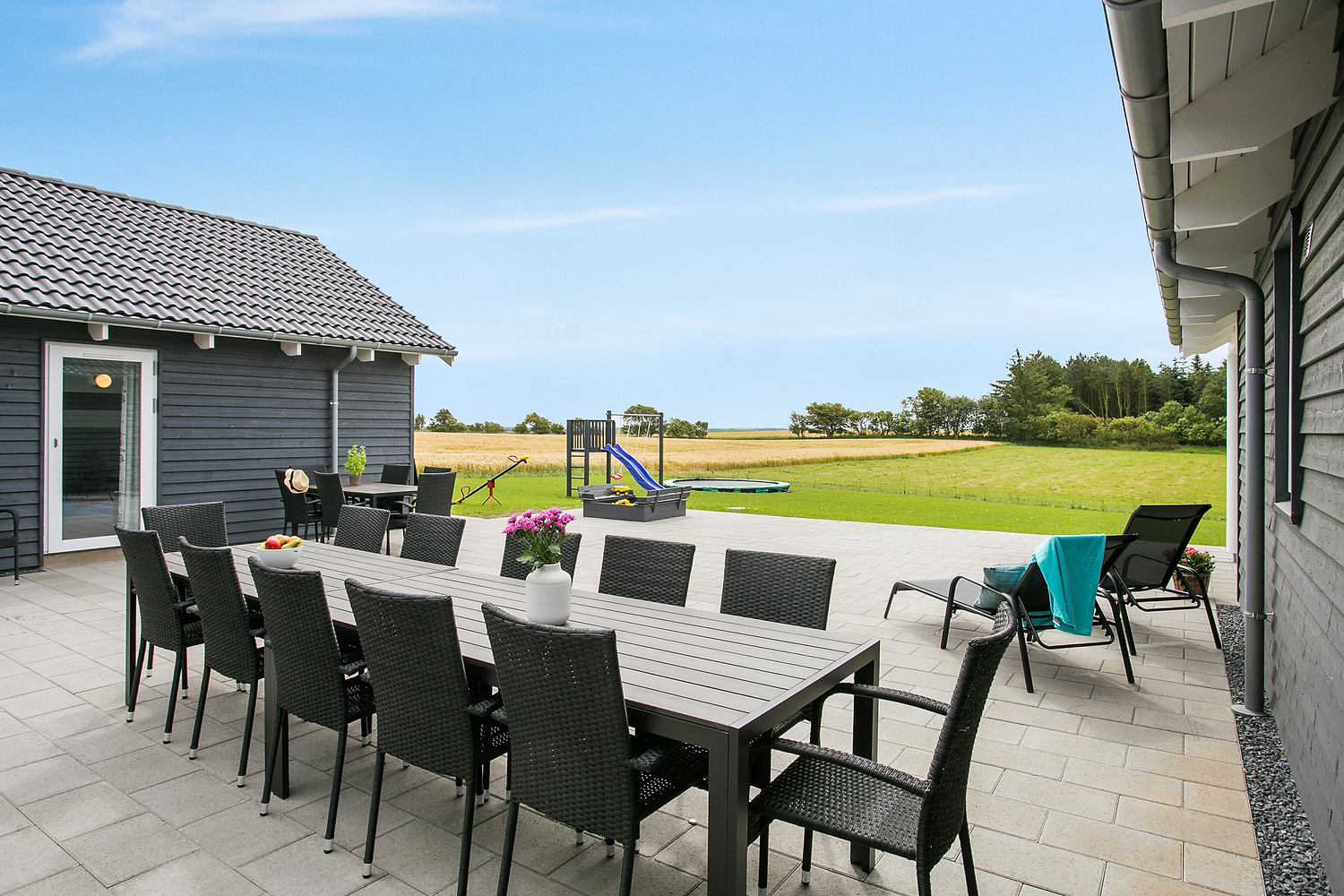 Luksushus nr. 404 har en dejlig terrasse med gode havemøbler til 24 personer.