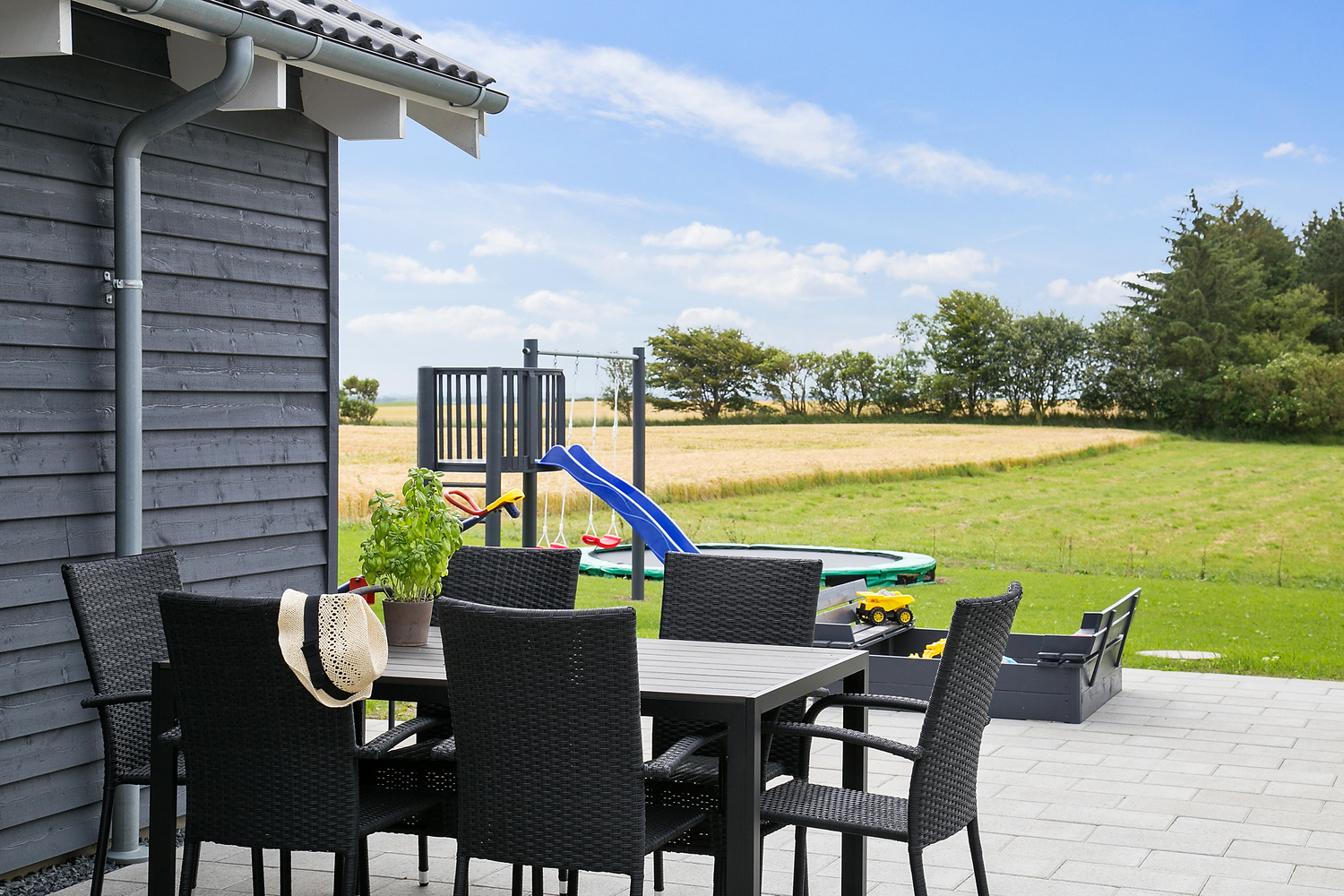 Nyd en grillaften på terrassen i luksushus nr. 404 i Limfjorden