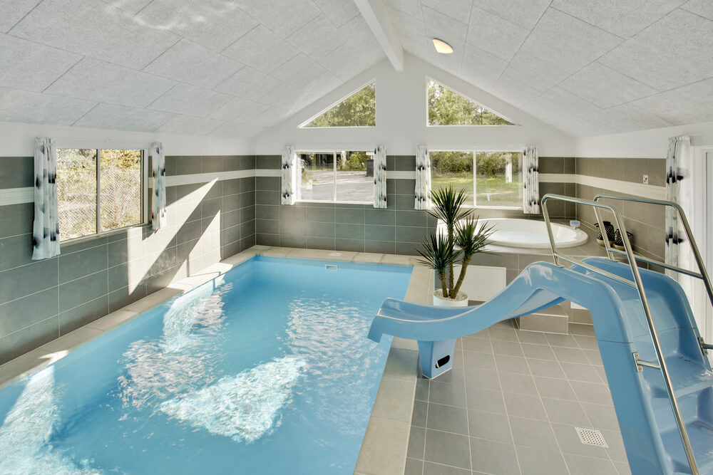 Sommerhus 406 er indrettet med en lækker poolafdeling med vandrutsjebane, dejlig stor indbygget spabad og sauna