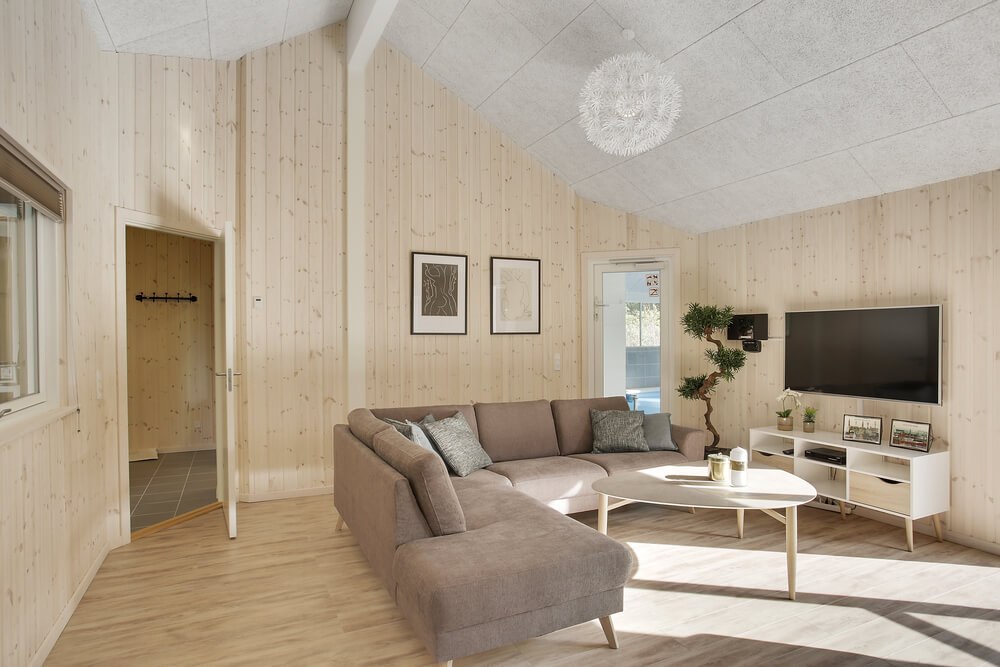 I kan sagtens side 24 personer sammen i sommerhusets opholdsrum, når I besøger luksushus 406 i Nordsjælland.
