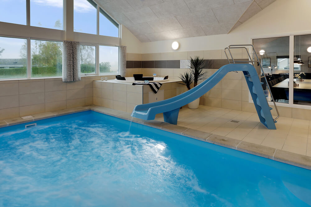 Sommerhus 392 er indrettet med en lækker poolafdeling med vandrutsjebane, dejlig stor indbygget spabad og sauna