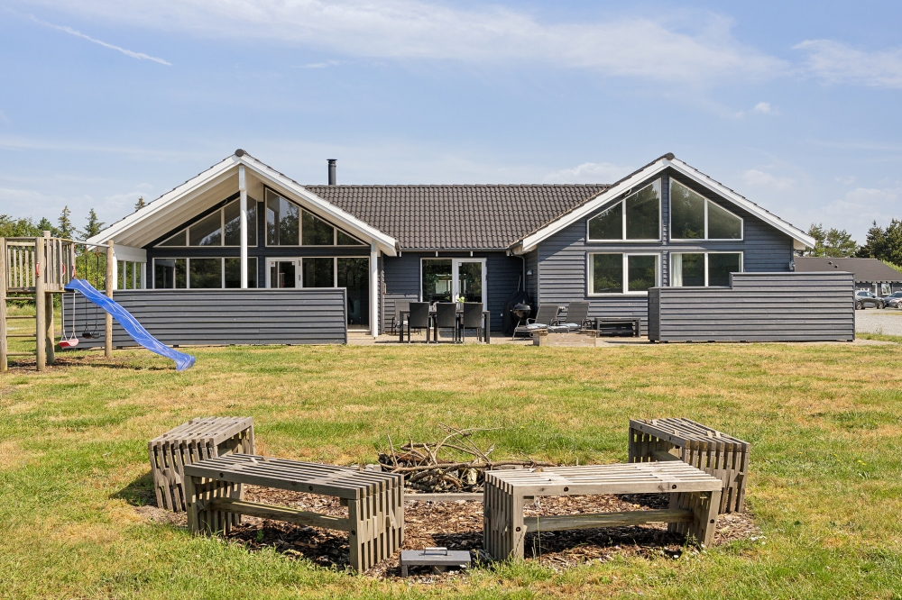 Dette skønne poolhus nr. 409 med plads til 18 personer ligger i Vestjylland