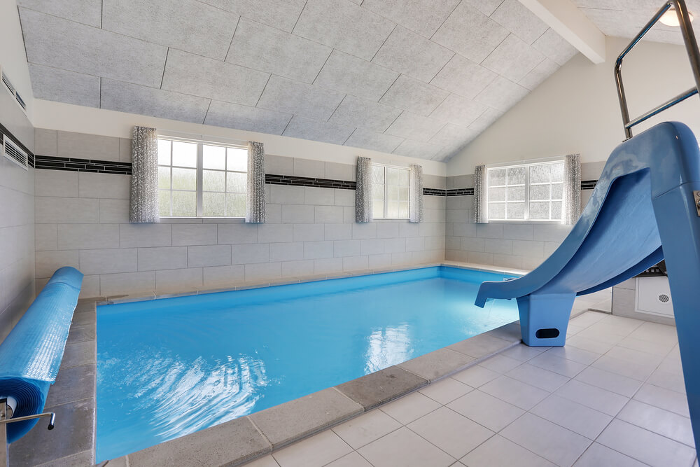 Sommerhus 419 er indrettet med en lækker poolafdeling med vandrutsjebane, dejlig stor indbygget spabad og sauna
