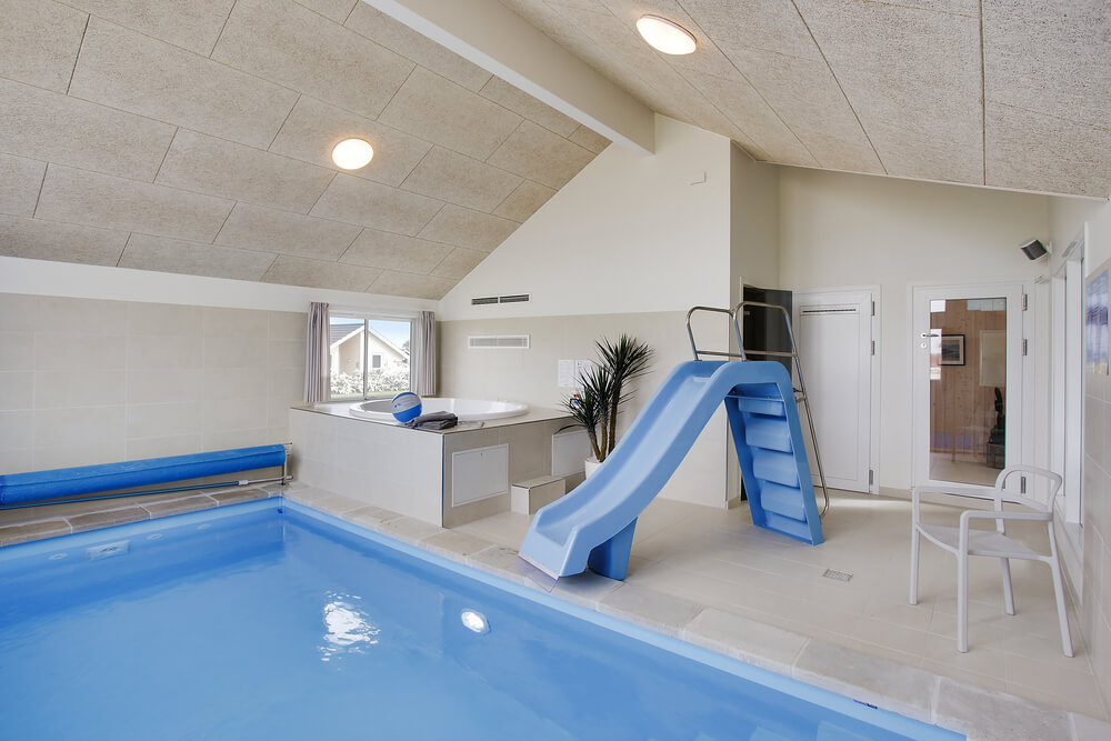 Sommerhus 418 er indrettet med en lækker poolafdeling med vandrutsjebane, dejlig stor indbygget spabad og sauna