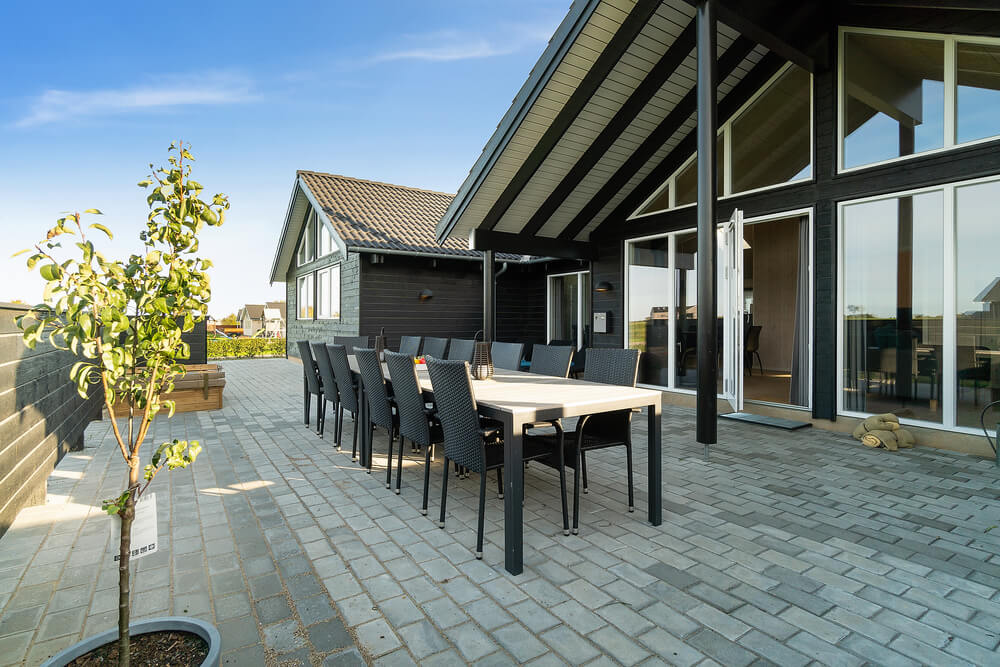 Nyd en grillaften på terrassen i luksushus nr. 418 i Fyn og øer