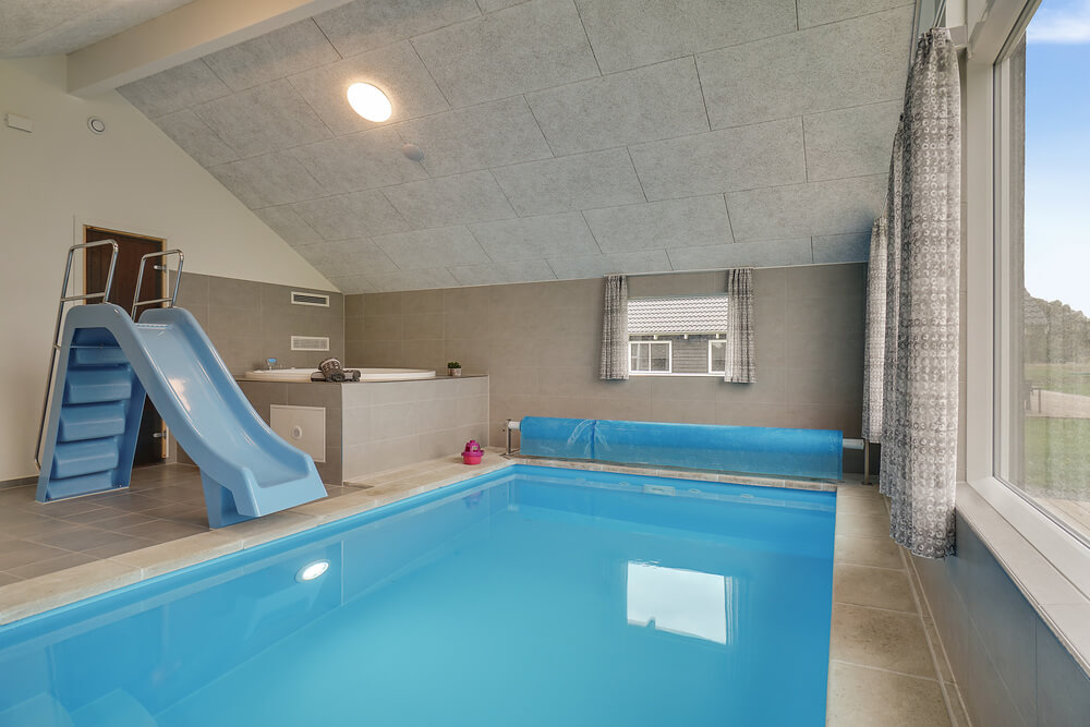 Sommerhus 417 er indrettet med en lækker poolafdeling med vandrutsjebane, dejlig stor indbygget spabad og sauna