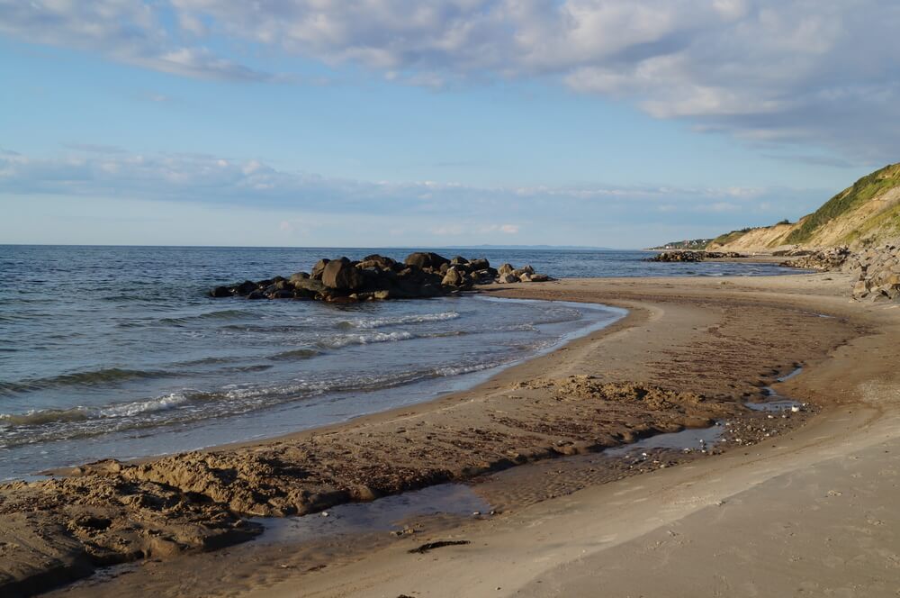 Stranden nær luksushus nr. 417 i Nordsjælland indbyder til en gåtur.
