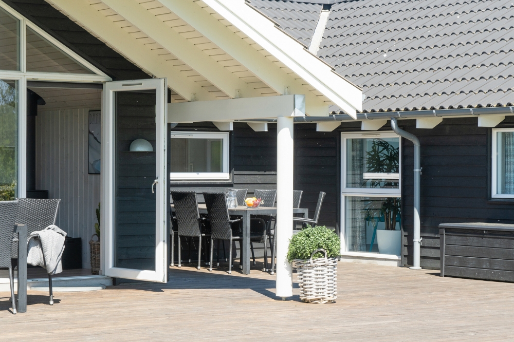 På terrassen i sommerhus nr. 417 er der plads til 14 personer.
