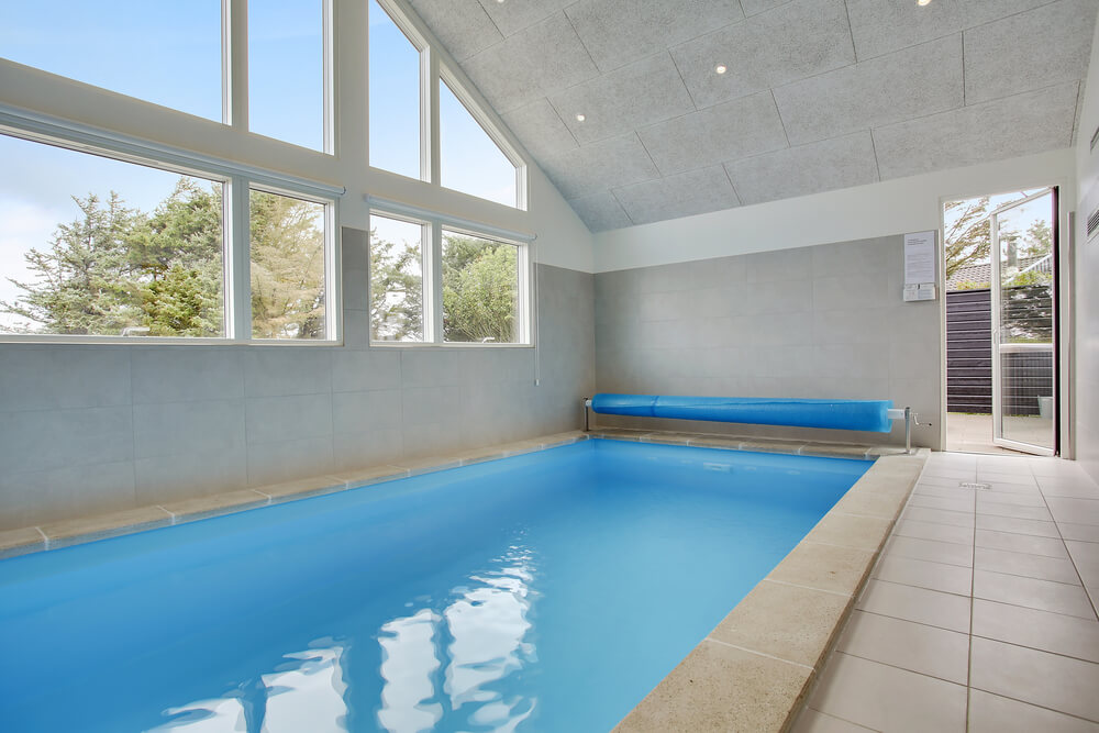 Sommerhus 411 er indrettet med en lækker poolafdeling med vandrutsjebane, dejlig stor indbygget spabad og sauna