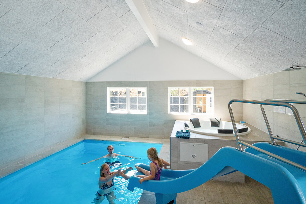 Sommerhus 412 er indrettet med en lækker poolafdeling med vandrutsjebane, dejlig stor indbygget spabad og sauna