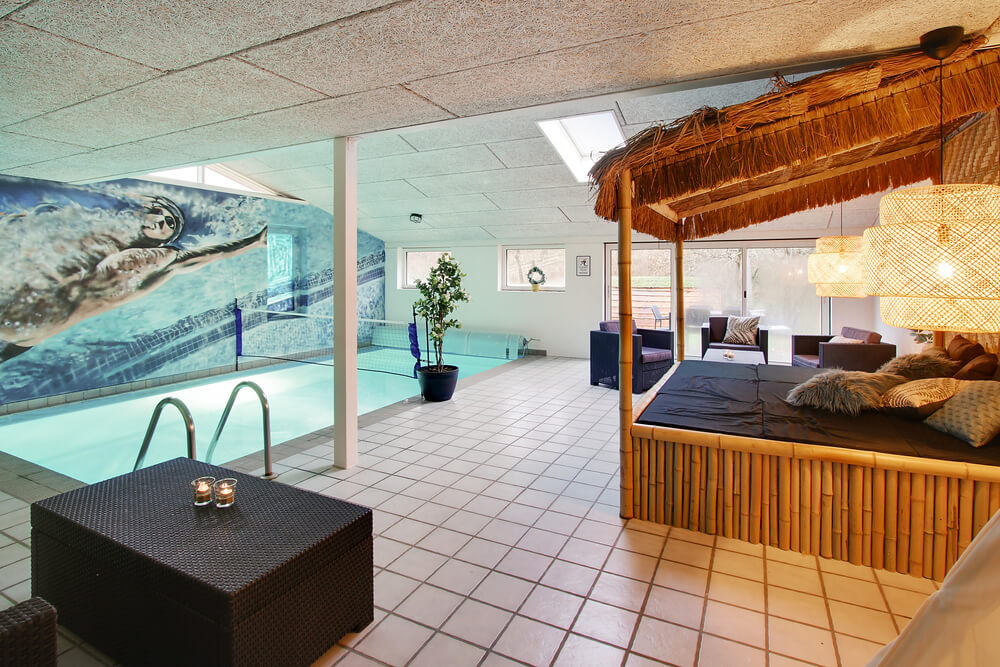 Sommerhus 423 er indrettet med en lækker poolafdeling med vandrutsjebane, dejlig stor indbygget spabad og sauna