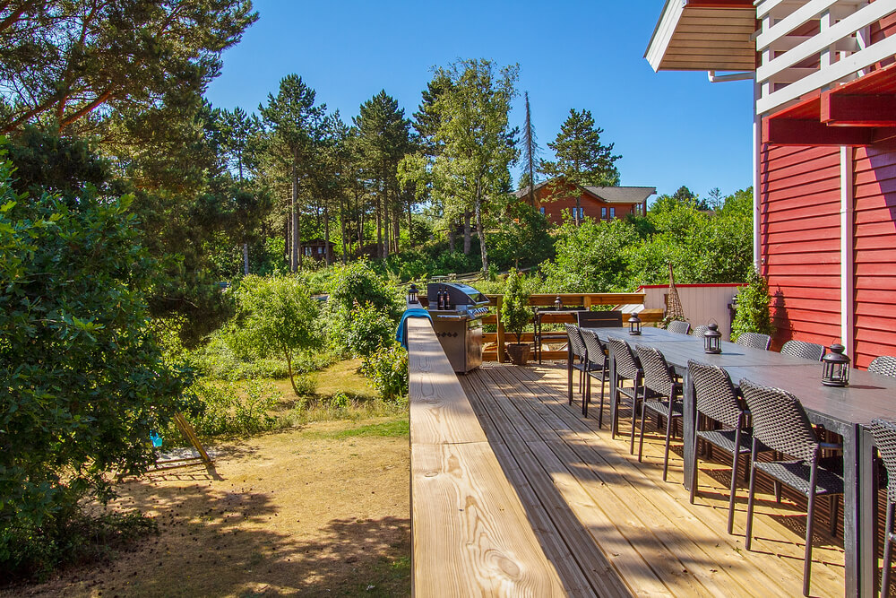 På terrassen i sommerhus nr. 423 er der plads til 28 personer.