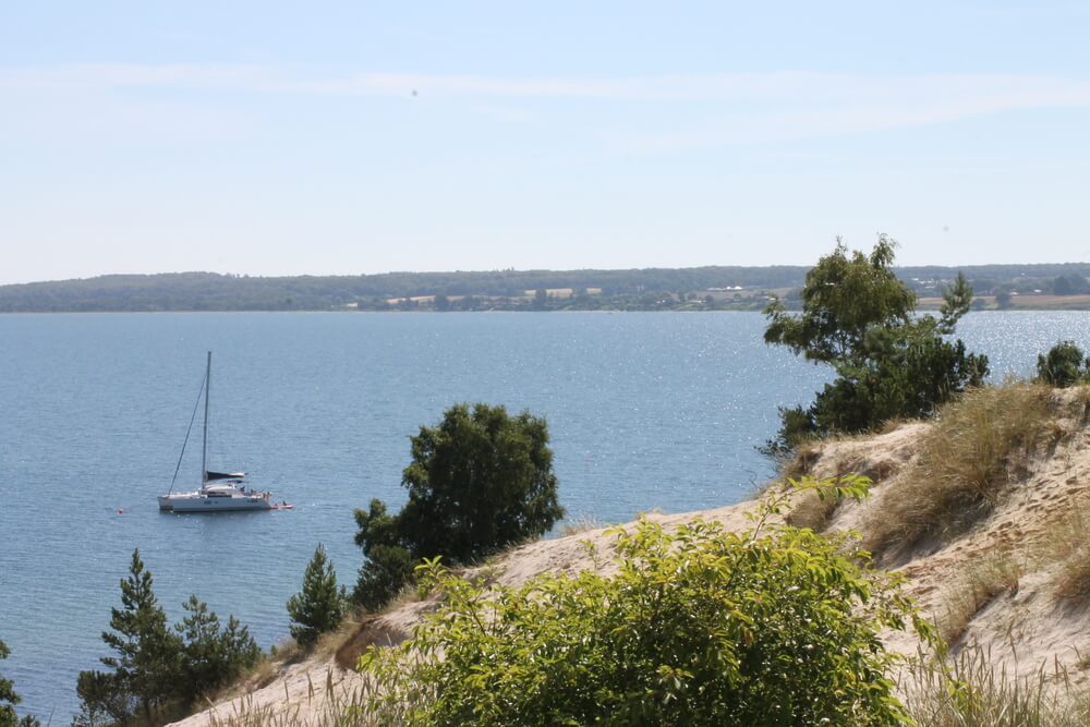 Stranden nær luksushus nr. 421 i Østjylland indbyder til en gåtur.