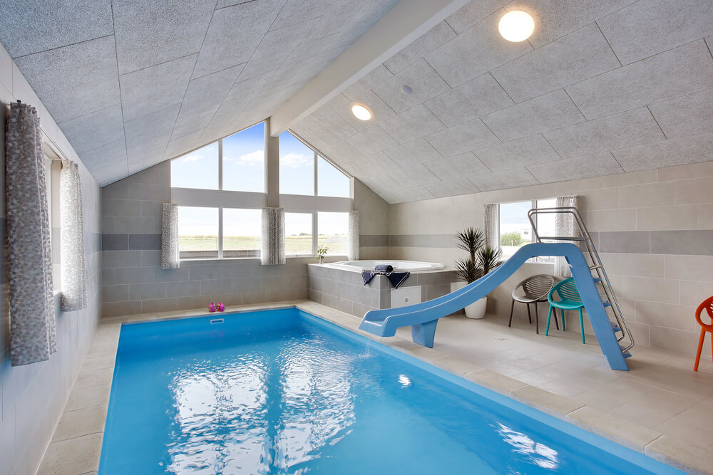 Sommerhus 430 er indrettet med en lækker poolafdeling med vandrutsjebane, dejlig stor indbygget spabad og sauna