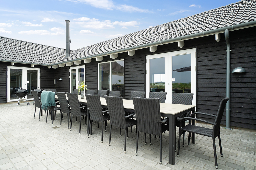 På terrassen i sommerhus nr. 430 er der plads til 30 personer.