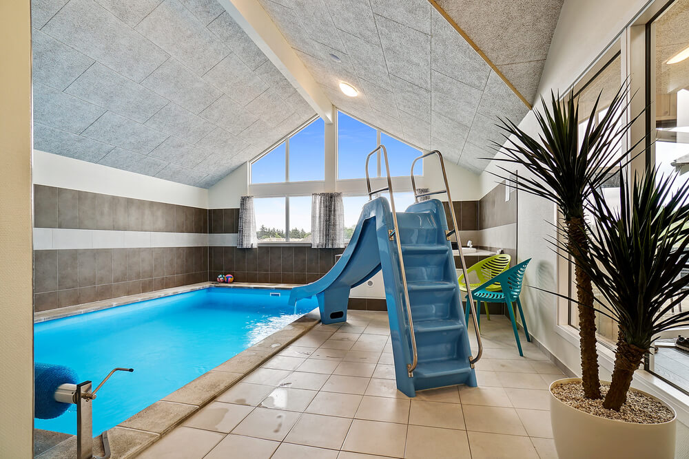Sommerhus 425 er indrettet med en lækker poolafdeling med vandrutsjebane, dejlig stor indbygget spabad og sauna