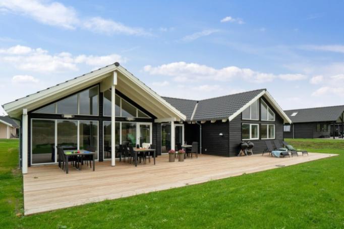 Dette skønne poolhus nr. 425 med plads til 16 personer ligger i Nordsjælland