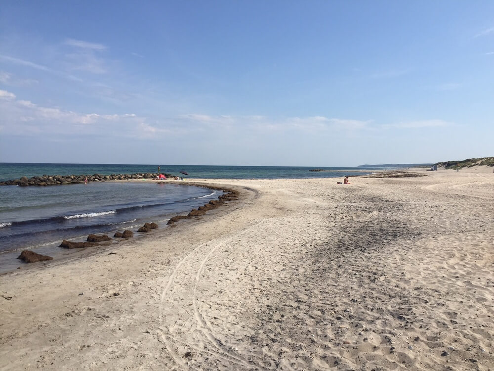 Stranden nær luksushus nr. 438 i Nordsjælland indbyder til en gåtur.