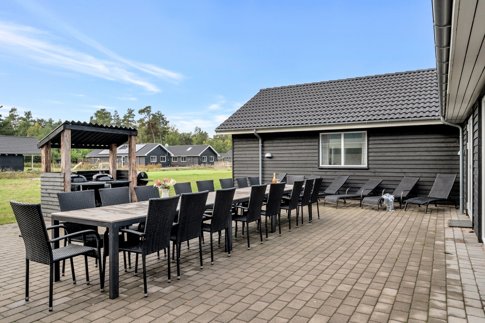 På terrassen i sommerhus nr. 438 er der plads til 30 personer.