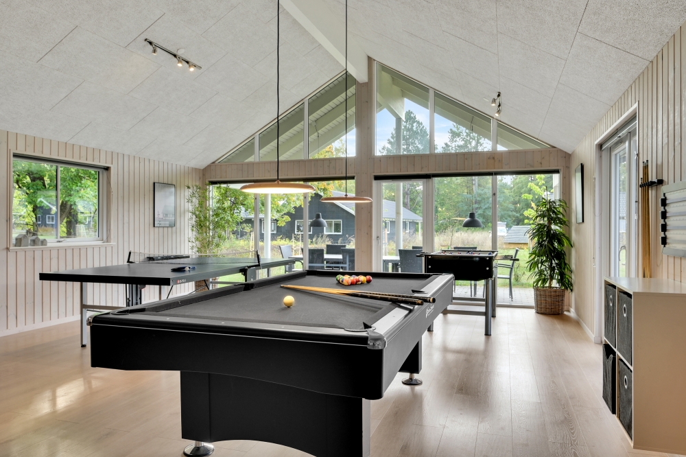 Ud over de mange timer, man kan bruge i husets pool-afdeling, så byder luksushus 438 også på billard/bordtennis og dart