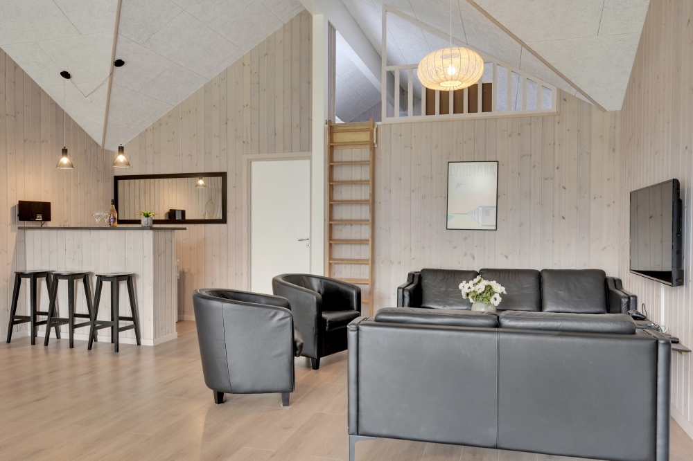 Der er mulighed for hygge i sommerhusets sofaarrangement, når I besøger luksushus nr. 438