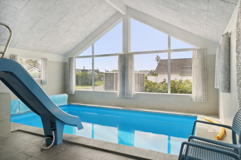 Sommerhus 427 er indrettet med en lækker poolafdeling med vandrutsjebane, dejlig stor indbygget spabad og sauna