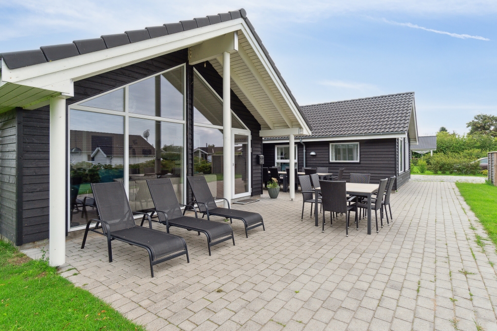 På terrassen i sommerhus nr. 427 er der plads til 14 personer.