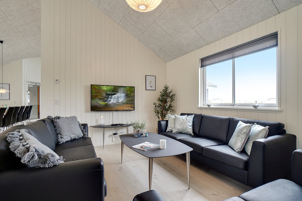 I kan sagtens side 30 personer sammen i sommerhusets opholdsrum, når I besøger luksushus 429 i Limfjorden.