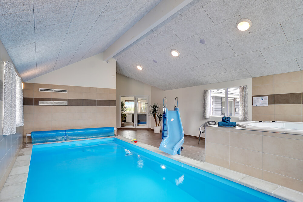 Sommerhus 429 er indrettet med en lækker poolafdeling med vandrutsjebane, dejlig stor indbygget spabad og sauna