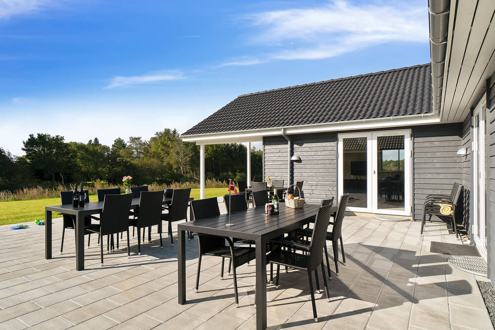 På terrassen i sommerhus nr. 431 er der plads til 30 personer.