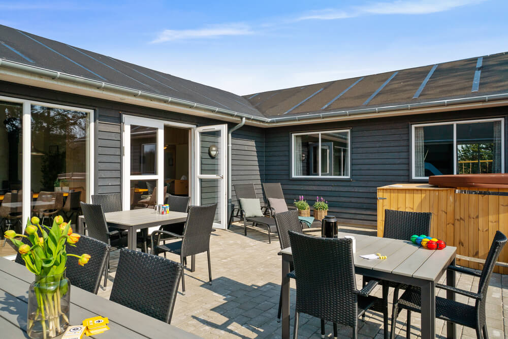 Nyd en grillaften på terrassen i luksushus nr. 440 i Nordjylland