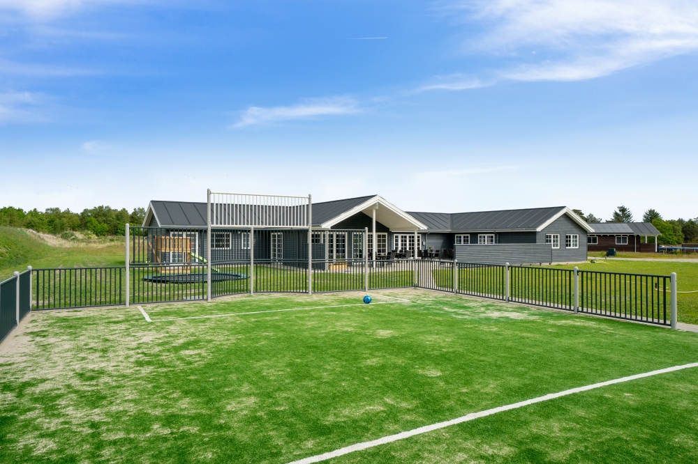 Ude-aktiviteter omkring sommerhus nr. 440.