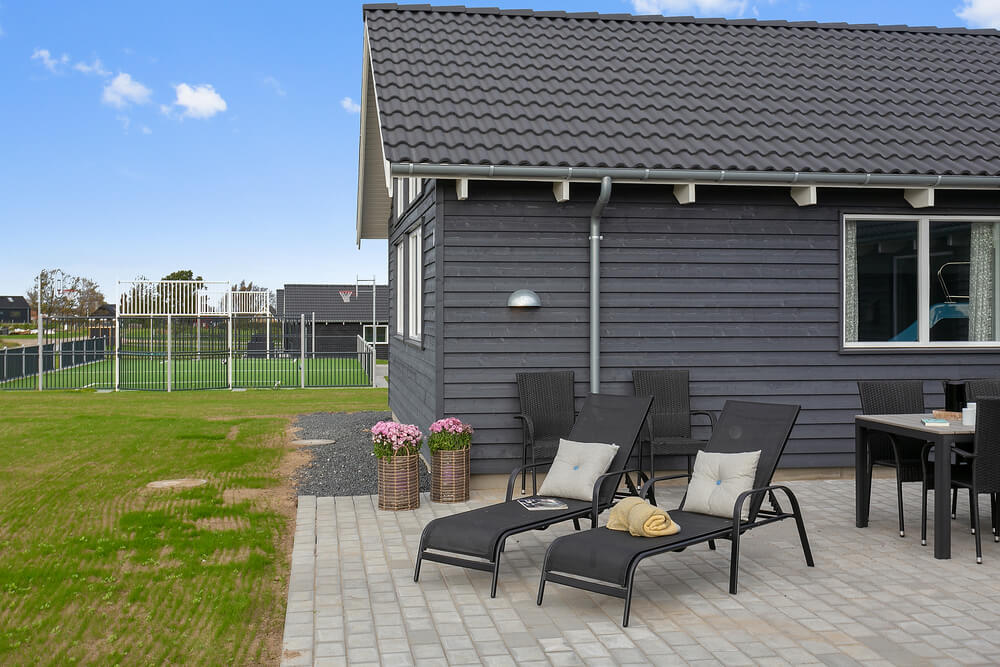 På terrassen i sommerhus nr. 428 er der plads til 30 personer.