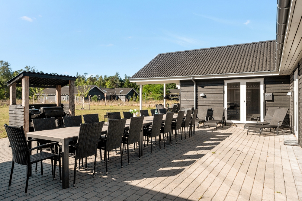 På terrassen i sommerhus nr. 436 er der plads til 30 personer.