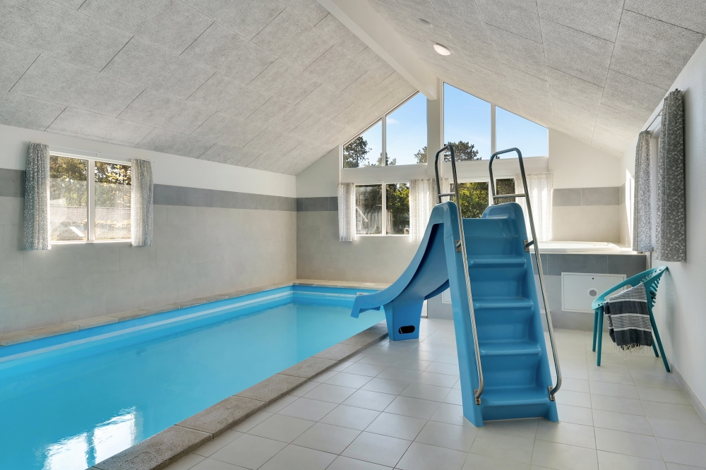 Sommerhus 436 er indrettet med en lækker poolafdeling med vandrutsjebane, dejlig stor indbygget spabad og sauna