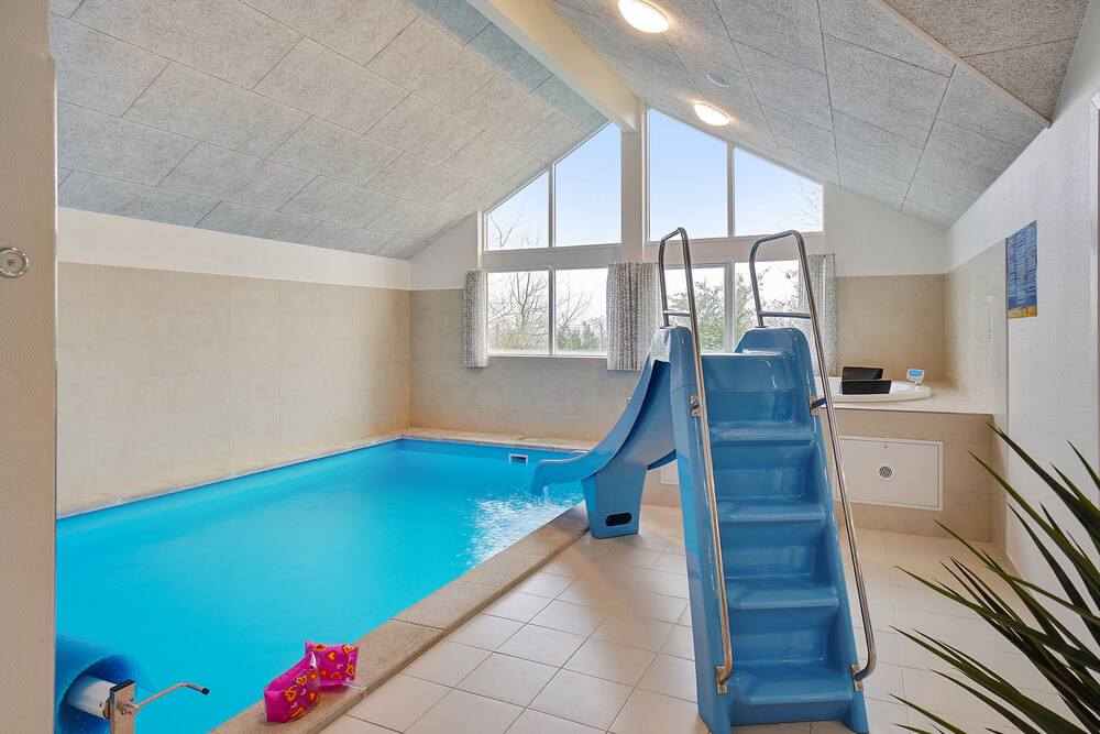 Sommerhus 721 er indrettet med en lækker poolafdeling med vandrutsjebane, dejlig stor indbygget spabad og sauna