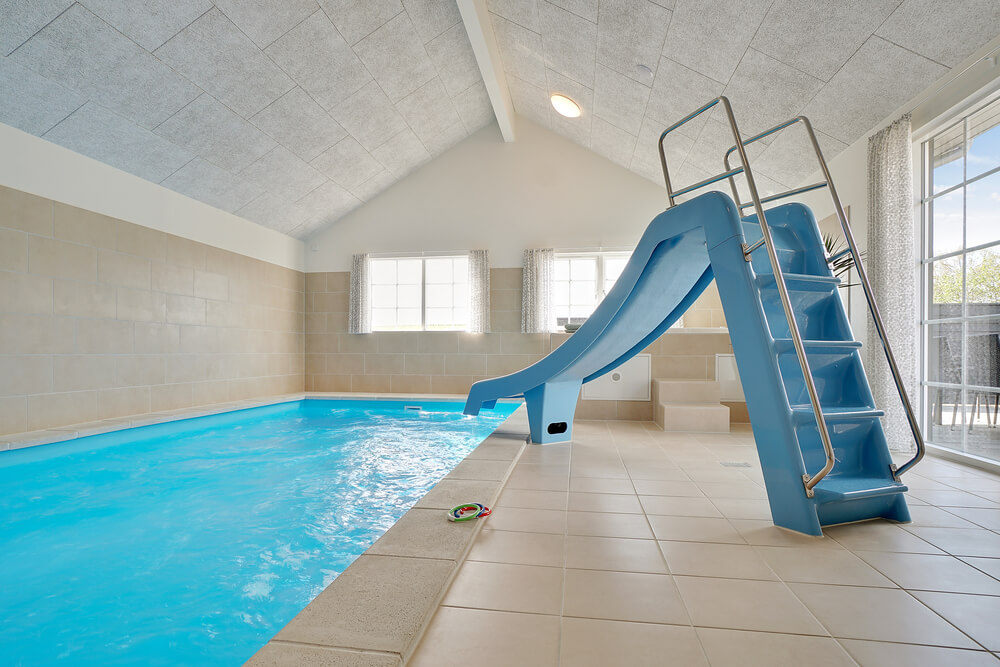 Sommerhus 442 er indrettet med en lækker poolafdeling med vandrutsjebane, dejlig stor indbygget spabad og sauna