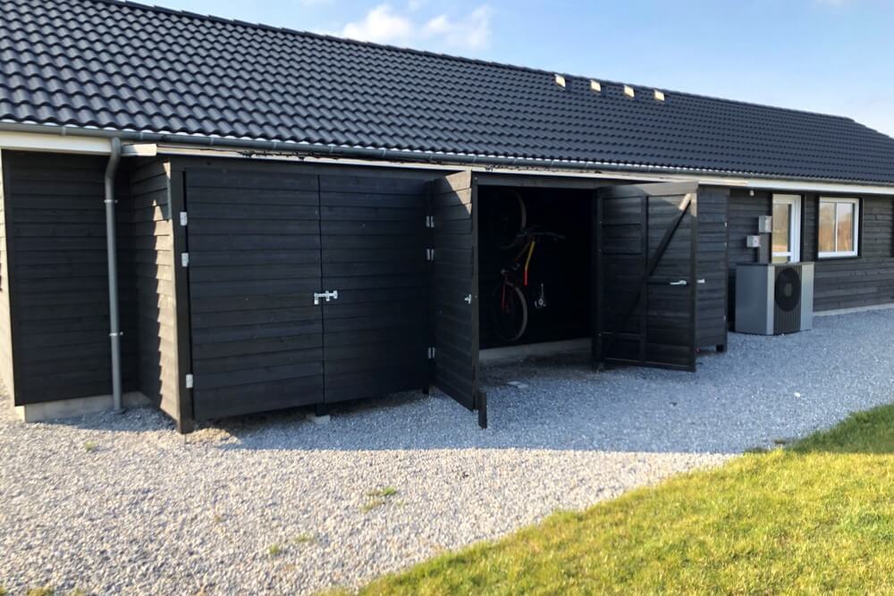 I det attraktive aktivitesrum i luksushus nr. 441 i Østjylland  er der masser af udendørs aktiviteter, f.eks. legetårn og gynge