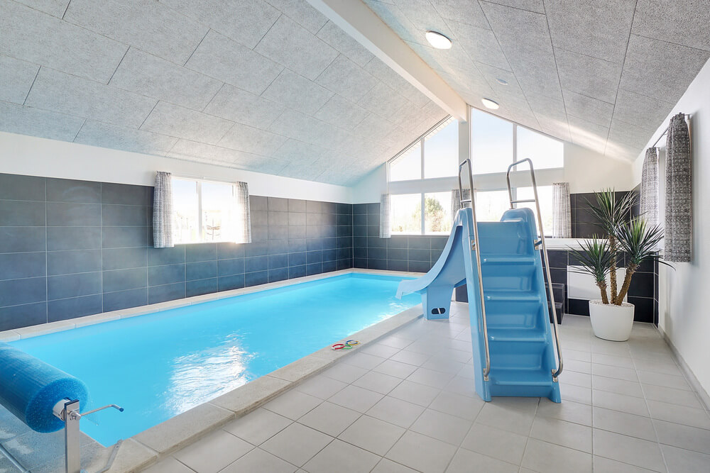 Sommerhus 446 er indrettet med en lækker poolafdeling med vandrutsjebane, dejlig stor indbygget spabad og sauna