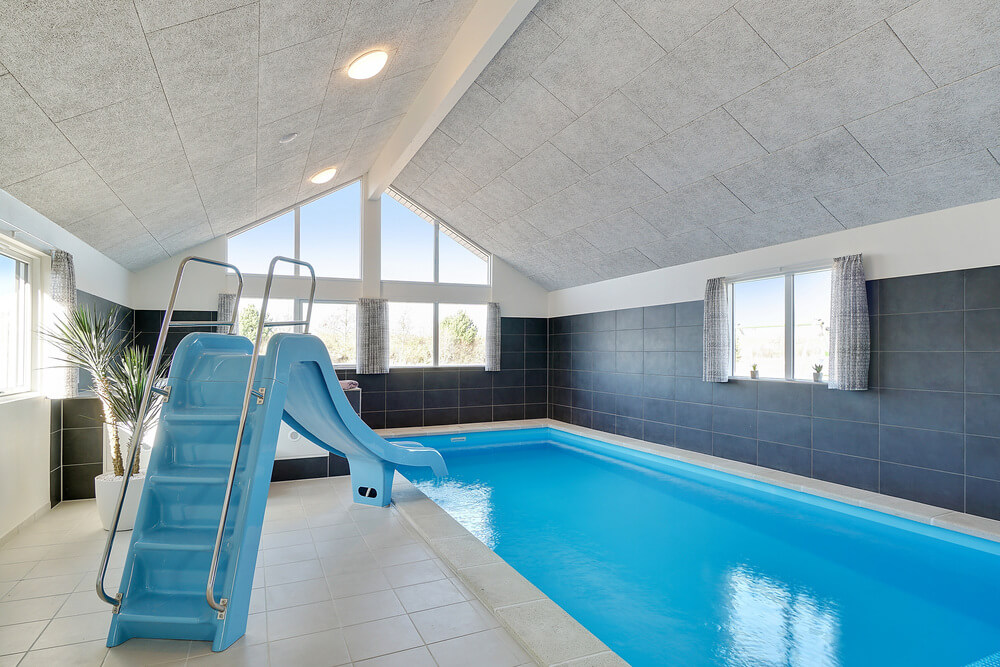 Sommerhus 450 er indrettet med en lækker poolafdeling med vandrutsjebane, dejlig stor indbygget spabad og sauna