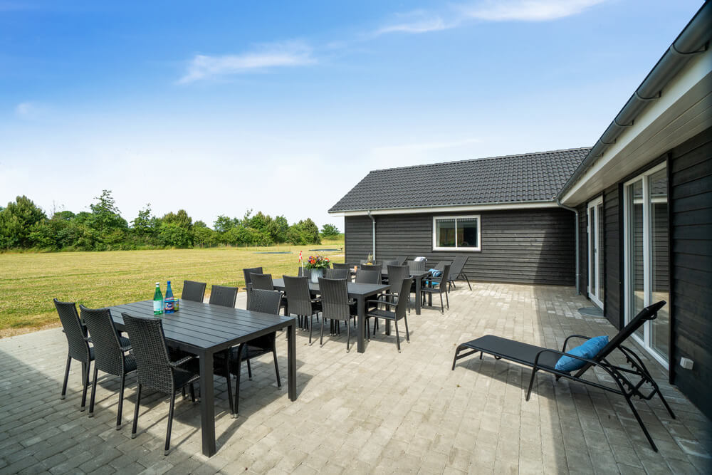 Luksushus nr. 450 har en dejlig terrasse med gode havemøbler til 30 personer.