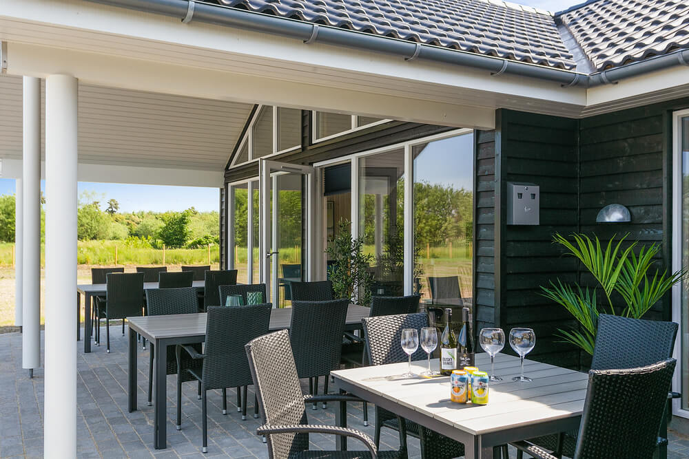 Luksushus nr. 433 har en dejlig terrasse med gode havemøbler til 16 personer.