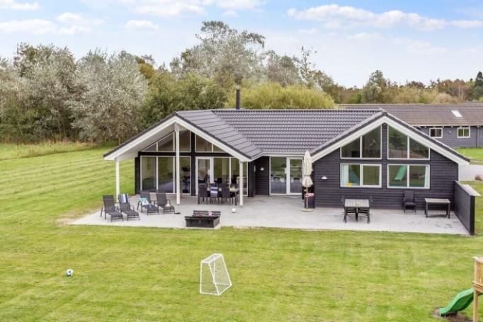Dette skønne poolhus nr. 433 med plads til 16 personer ligger i Lolland/Falster/Møn
