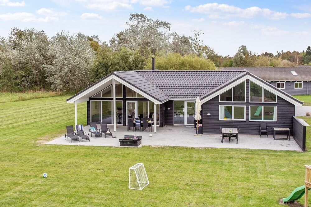 Dette skønne poolhus nr. 433 med plads til 16 personer ligger i Lolland/Falster/Møn