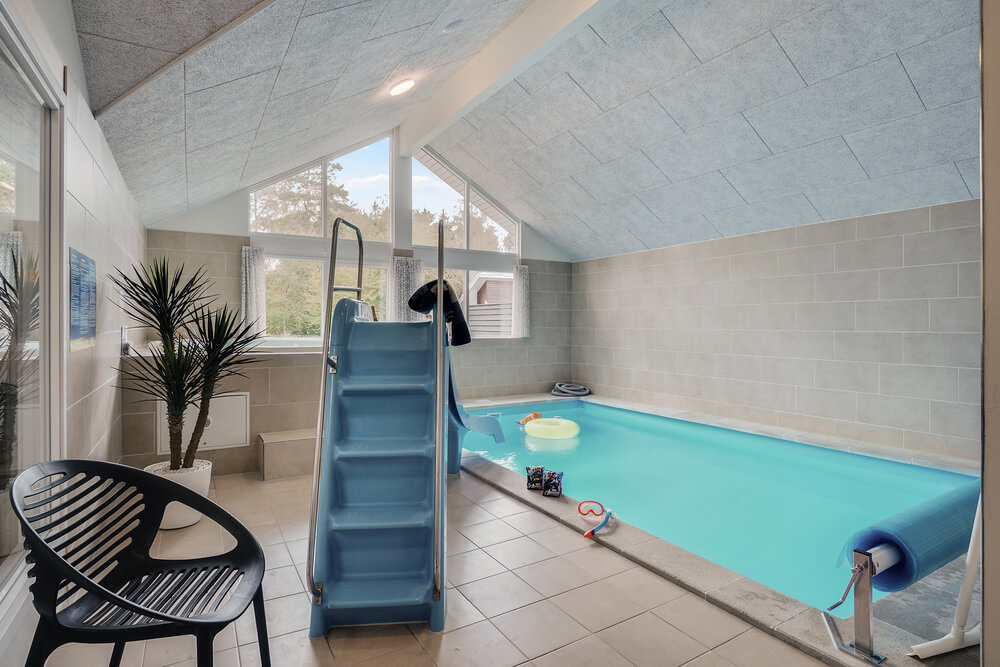 Sommerhus 434 er indrettet med en lækker poolafdeling med vandrutsjebane, dejlig stor indbygget spabad og sauna