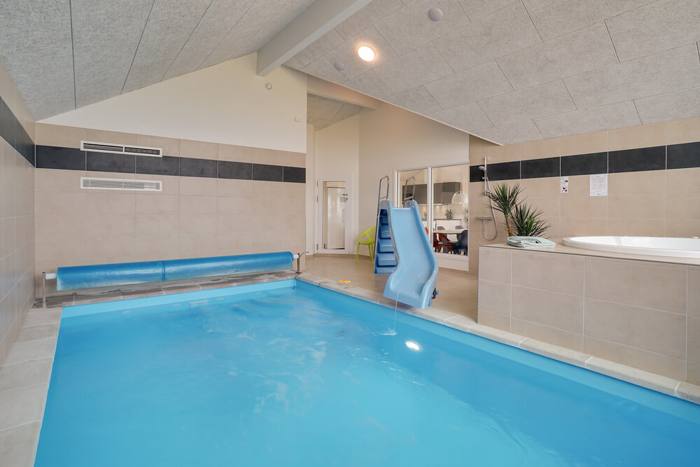 Sommerhus 437 er indrettet med en lækker poolafdeling med vandrutsjebane, dejlig stor indbygget spabad og sauna