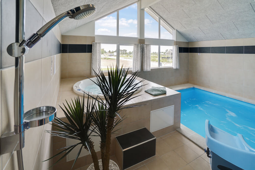 Tag en dukkert i poolen i luksushus nr. 437 i Fyn og øer.